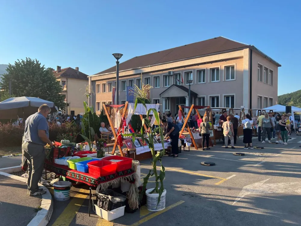  U Andrijevici održana manifestacija "Pazarni dan": Promociјa zdrave hrane i domaće radinosti