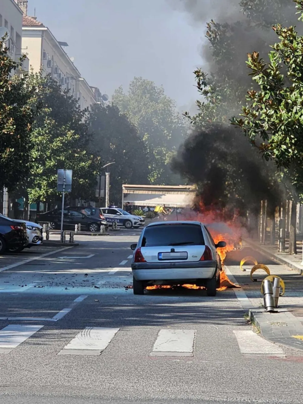 (FOTO) Podgorica: Zapalio se automobil