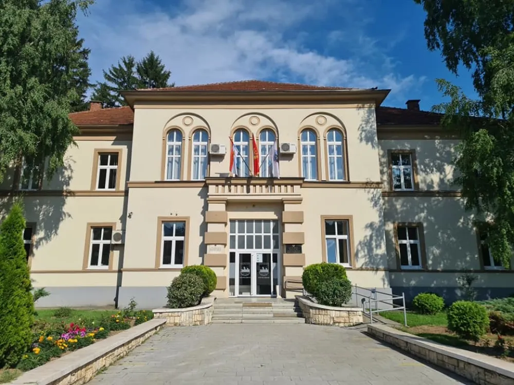Shodno odredbama člana 66 stav 2 Zakona o lokalnoj samoupravi Skup&scaron;tina op&scaron;tine Berane bila je dužna da izabere predsjednika op&scaron;tine u roku od 30 dana od dana prestanka mandata. Kako Skup&scaron;tina op&scaron;tine Berane nije izvr&scaron;ila navedenu zakonsku obavezu, Ministarstvo javne uprave je ukazalo Skup&scaron;tini op&scaron;tine Berane da, ukoliko u roku od deset dana ne donese Odluku o skraćenju mandata Skup&scaron;tini op&scaron;tine Berane, Ministarstvo javne uprave će predložiti Vladi Crne Gore da shodno odredbi člana 66 stav 3 Zakona o lokalnoj samoupravi da uputi predlog za skraćenje mandata Skup&scaron;tini op&scaron;tine Berane", pi&scaron;e  u Informaciji Vlade o stanju u SO Berane. Ministarstvo javne uprave je 5. avgusta uputilo zahtjev Službi Skup&scaron;tine op&scaron;tine Berane za dostavljanje informacija, podataka i spisa predmeta u vezi sa primjenom odredbi člana 66 stav 3 Zakona o lokalnoj samoupravi.   "Dana 6. avgusta 2024. godine Služba Skup&scaron;tine op&scaron;tine Berane elektronskim putem je dostavila informaciju da jedna trećina odbornika nije predložila skraćenje mandata Skup&scaron;tini op&scaron;tine Berane, te da nije donijeta Odluka o skraćenju mandata Skup&scaron;tine op&scaron;tine Berane. Imajući to u vidu, stekli su se uslovi da Vlada Crne Gore, shodno odredbi člana 66 stav 3 Zakona o lokalnoj samoupravi da uputi predlog za skraćenje mandata Skup&scaron;tini op&scaron;tine Berane", navedeno je. 