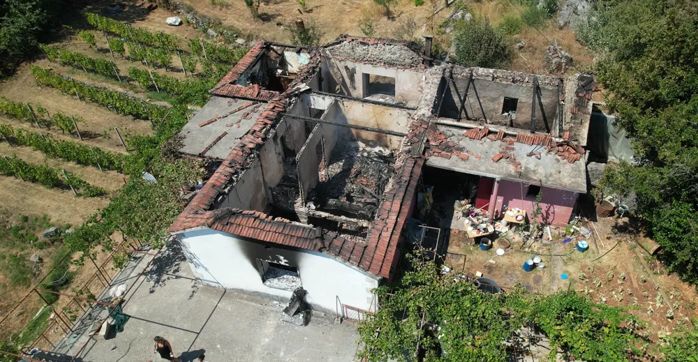 (VIDEO) Požar uni&scaron;tio imetak porodice Vukčević u &Scaron;tekama: Od kuće stare 170 godina samo krhotine