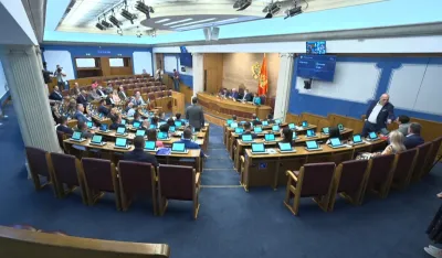 Konatar: Premijer sjedi na plaži u Sen Tropeu i pije &scaron;ampanjac; Nedović: Ima pravo da provede odmor gdje želi