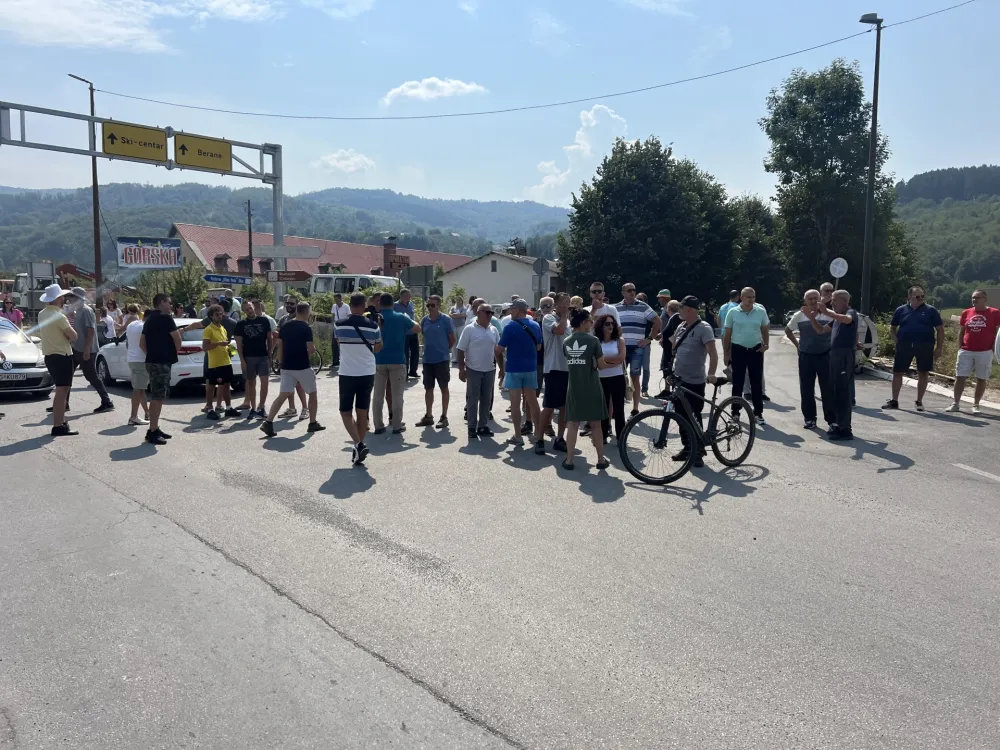 Mјe&scaron;tani Smailagića Polja i okolnih naselja blokirali put Kola&scaron;in - Berane: Neće da im autobusi i &scaron;leperi ulaze u dvori&scaron;ta