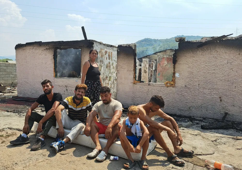 Četiri romske porodice ostale bez krova nad glavom: "U јednom trenu sve &scaron;to su imali postalo јe pepeo"