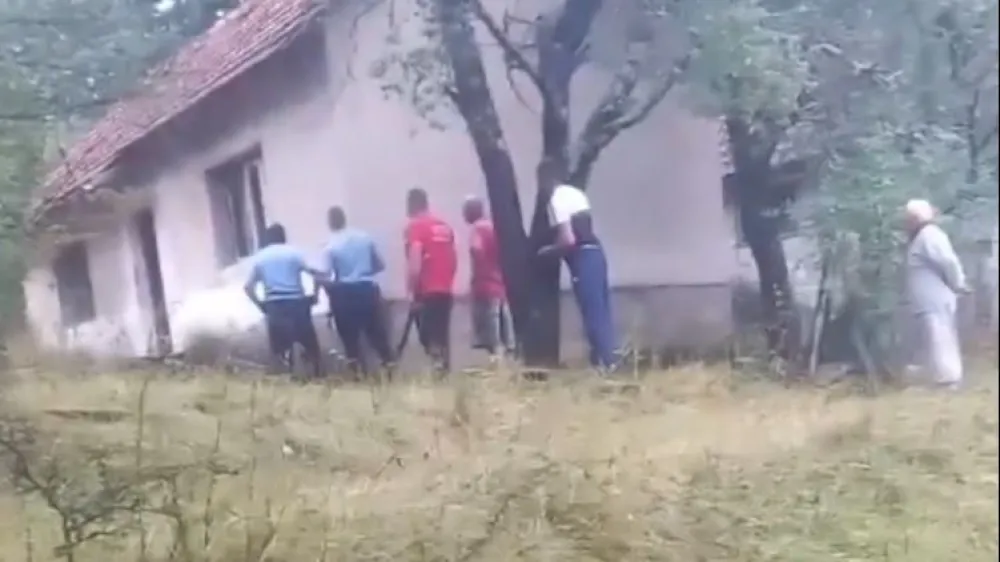Nevesinje: Migrant zauzeo napu&scaron;tenu kuću i pucao na policiju