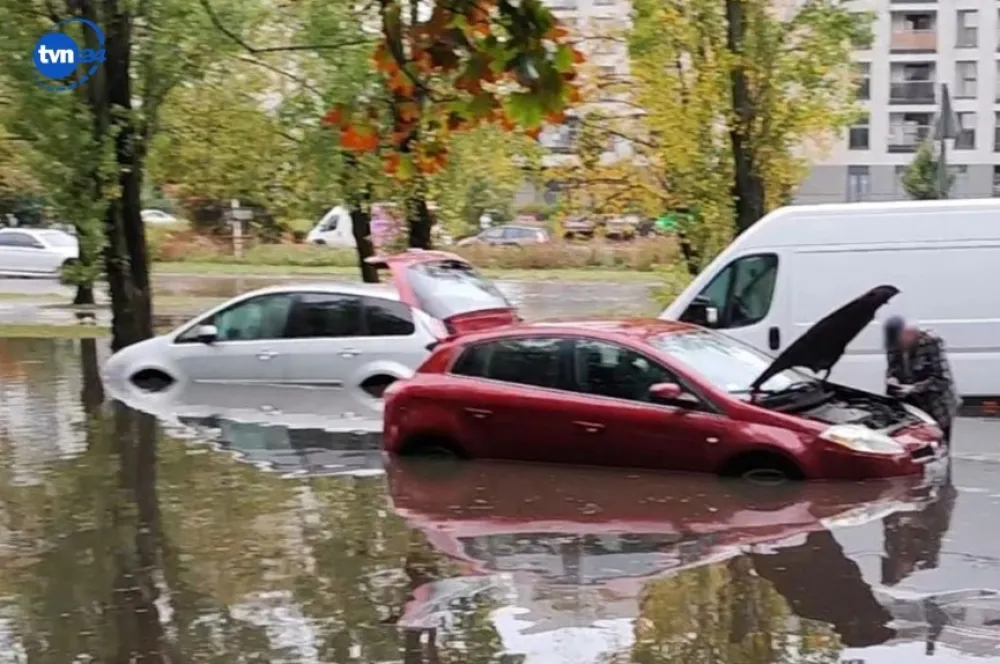 (VIDEO) Var&scaron;ava pod vodom nakon nezapamćene oluje, saobraćaj paralisan