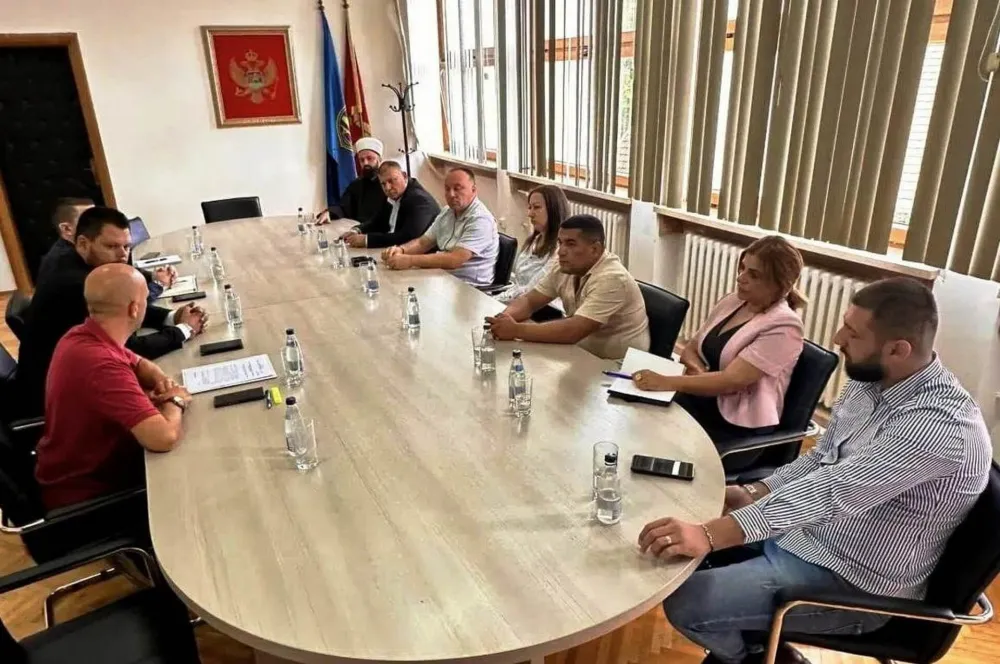 (FOTO) Kovačević: Op&scaron;tina će pomoći svim porodicama koje su u požaru ostale bez krova nad glavom