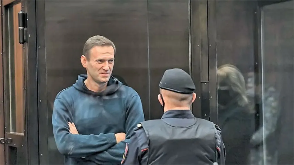 Produžen pritvor advokatima Navaljnog  Moskva, (MINA) - Vrhovni sud Rusije produžio je istražni pritvor trojici advokata koji su nekada zastupali ruskog opozicionog lidera Alekseja Navaljnog, a sada se suočavaju sa optužbama za ekstremizam, objavio je AP.  Sud je takođe odbio da njihov slučaj prenese drugom sudu, iako je odbrana navela sukob interesa.  Vadim Kobzev, Igor Sergunin i Aleksej Liptser uhap&scaron;eni su u oktobru u slučaju koji se u to vrijeme smatrao sredstvom za pojačavanje pritiska na najže&scaron;ćeg neprijatelja Kremlja, prenosi Radio Slobodna Evropa.  Vlasti su optužile advokate da su koristili status branilaca kako bi prenosili pisma zatvorenog političara njegovom timu, služeći tako kao posrednici između Navaljnog i kako su ih nazvali, ekstremističke grupe.