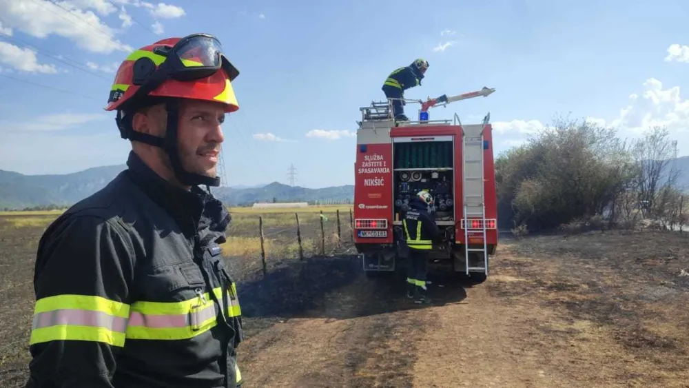 (VIDEO/FOTO) U Ozrinićima spa&scaron;ene kuće, izgorele livade