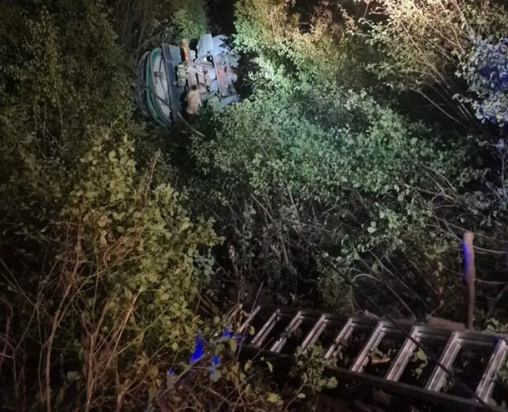 Ulcinj: Kamion sletio sa puta, vatrogasci izvukli dvije osobe
