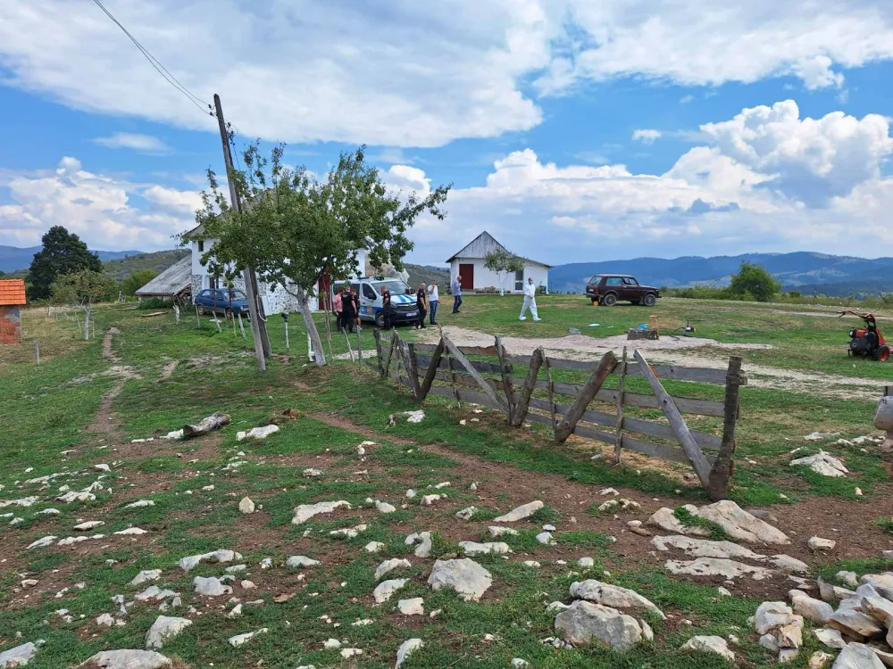 Bomba eksplodirala ispred porodične kuće