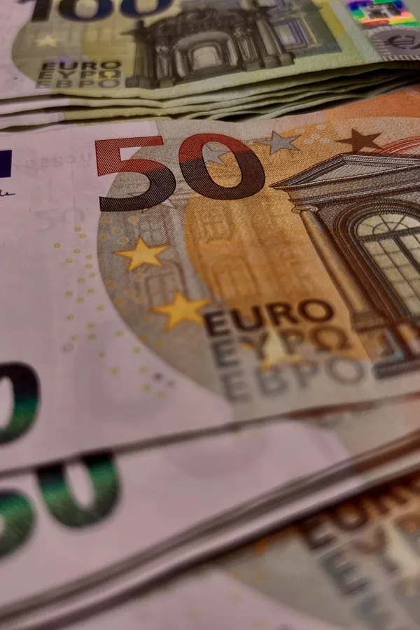 Monstat: Prosječna zarada u julu 851 euro