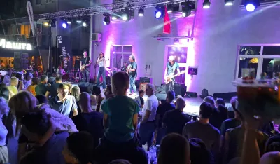 (VIDEO/FOTO) Nik&scaron;ić: Кiki Lesendrić i Piloti zatvorili Festival "Кorzo"