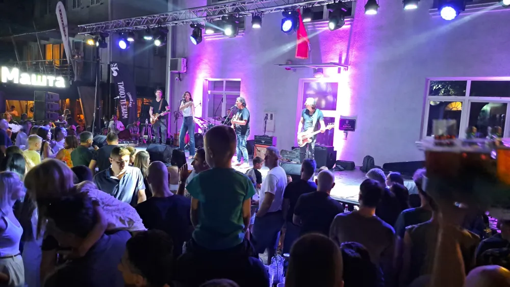 (VIDEO/FOTO) Nik&scaron;ić: Кiki Lesendrić i Piloti zatvorili Festival "Кorzo"