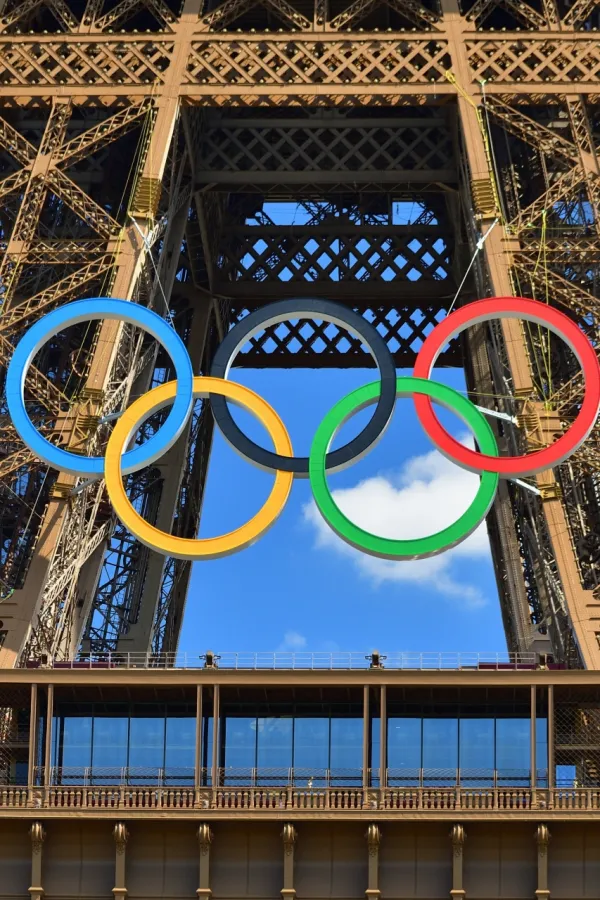 Gradonačelnica Pariza želi da olimpijski krugovi ostanu na Ajfelovoj kuli do 2028.