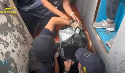 (VIDEO) Italija: Državljanin Srbije i jo&scaron; četiri osobe uhap&scaron;ene tokom izvlačenja pola tone kokaina iz mora