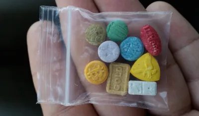 Ovo je najveća zaplijena sintetičkih pilula u &Scaron;paniji ikada", saop&scaron;tila je danas policija, napominjući da osumnjičeni pripa daju "jednoj od najvećih narko bandi uključenih u distribuciju sintetičkih droga u &Scaron;paniji", koja je operisala i u drugim dijelovima Evrope, prenosi list "La Razon".  Na čelu kriminalne grupe bili su italijanski državljani sa prebivali&scaron;tem na Ibici, koja je poznata po svojim plažama i plesnim klubovima u kojima se često nalaze droge za  žurke poput ekstazija.