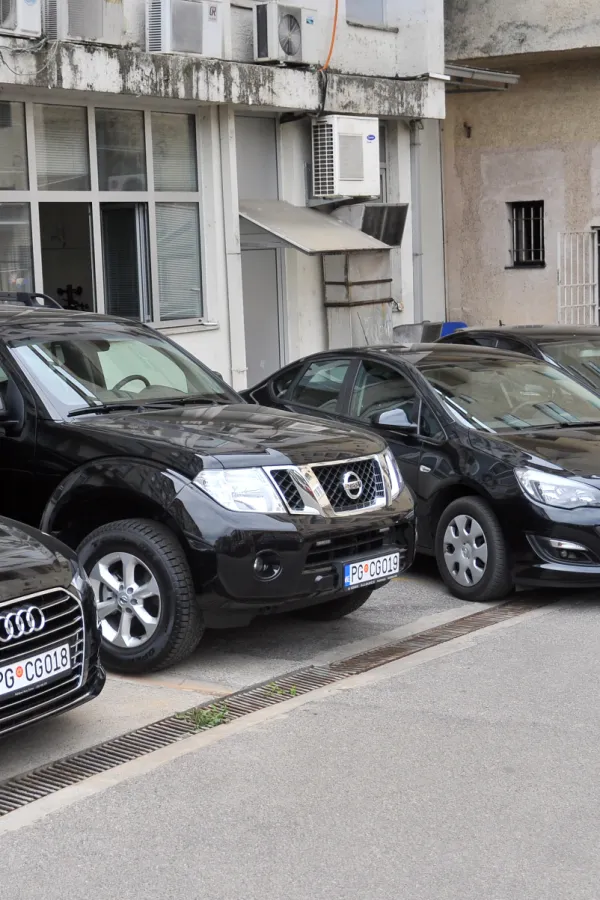 Državne instituciјe uvećavaјu ionako preglomazan vozni park: Na 4.600 službenih vozila јo&scaron; 11 novih