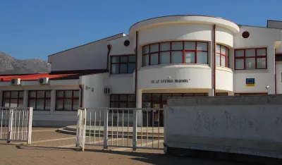  Svetlarnik u holu O&Scaron; "Dr Dragi&scaron;a Ivanović" proki&scaron;njava