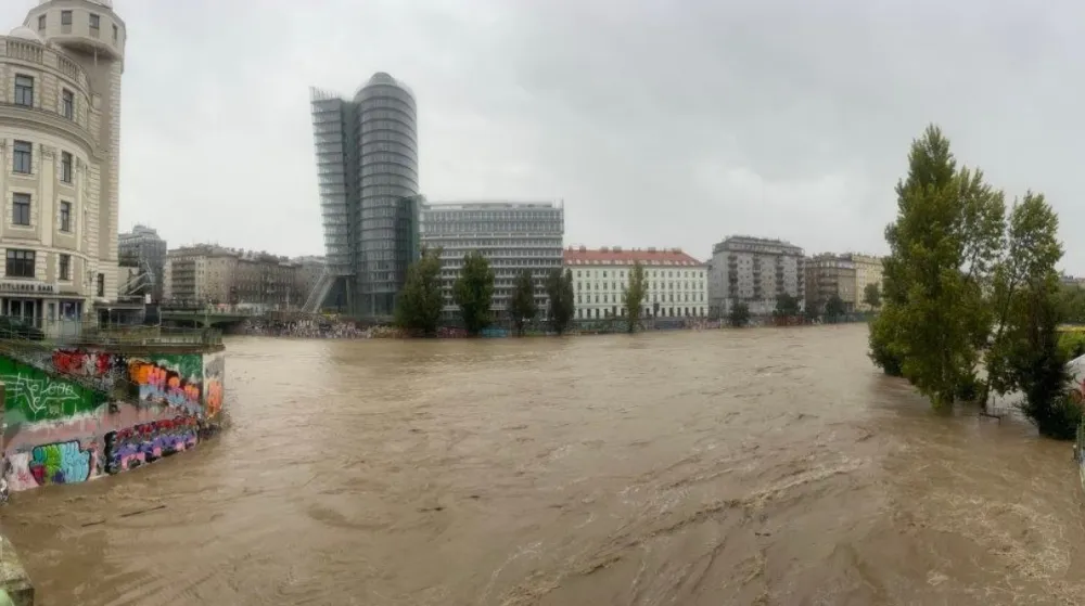 (VIDEO) Dramatični snimci iz Austrije: Voda nosi sve pred sobom