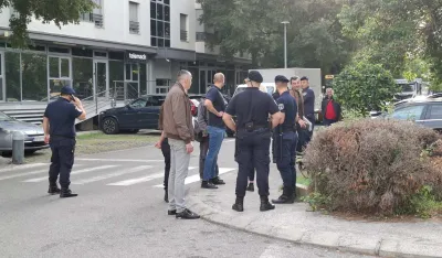 (FOTO/VIDEO) Čeka se&nbsp;ru&scaron;enje ba&scaron;te lokala &ldquo;Lovac&rdquo;: Na terenu je&nbsp;policija i inspekcija