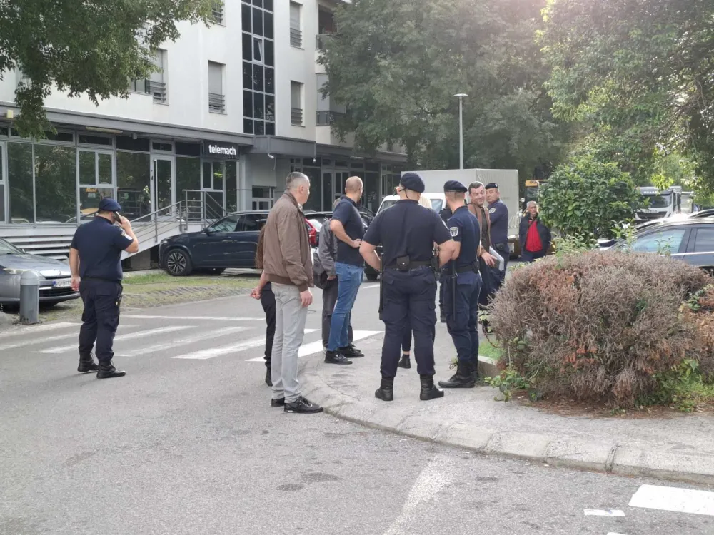 (FOTO/VIDEO) Čeka se&nbsp;ru&scaron;enje ba&scaron;te lokala &ldquo;Lovac&rdquo;: Na terenu je&nbsp;policija i inspekcija