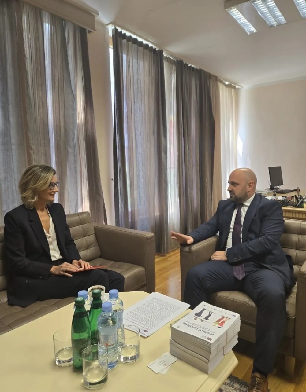 preduzme hitne mjere u cilju naplate potraživanja sudskih taks