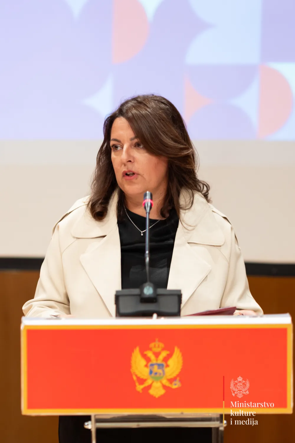Ministarstvo kulture poni&scaron;tilo prvo rje&scaron;enje, Vlada će odlučiti o spomen-obilježju Amfilohiju