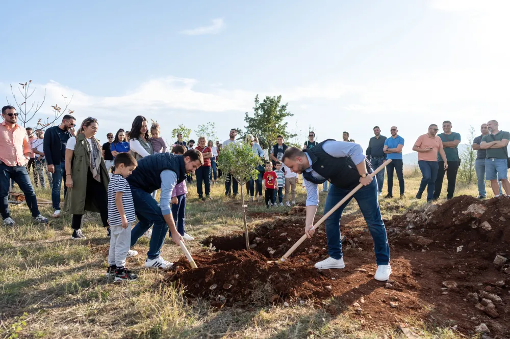 Milatović i Rakčević sa kandidatima za odbornike povodom Dana ekolo&scaron;ke države zasadili drveće