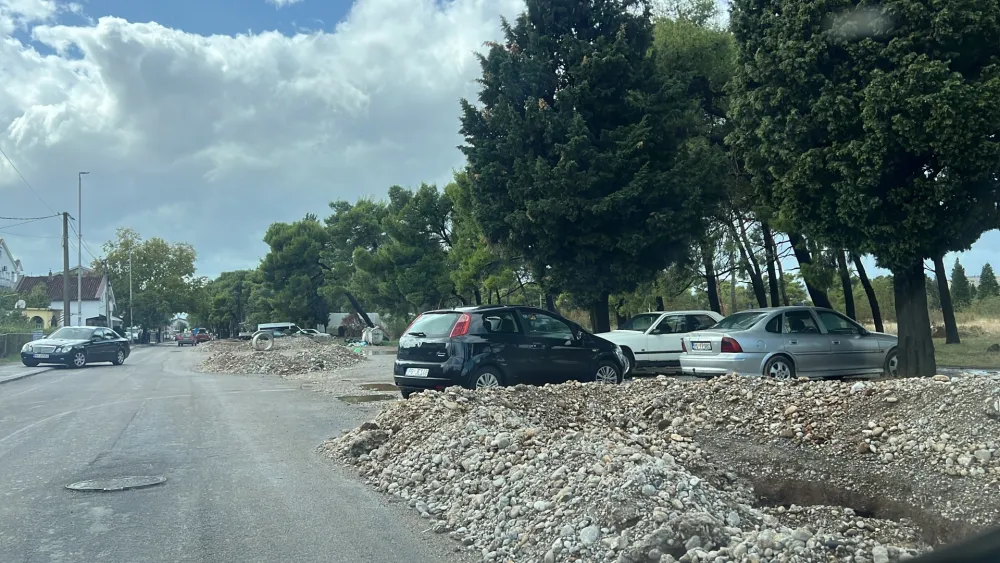 Iskopi blokirali pola saobraćaјnice u Orjenskoj ulici
