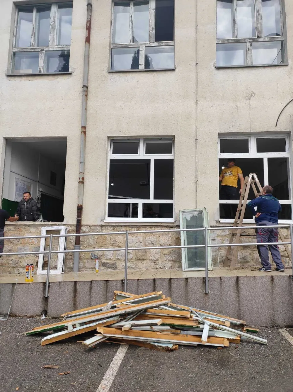 Počela zamјena prozora na zgradi O&Scaron; "Milan Vukotić"