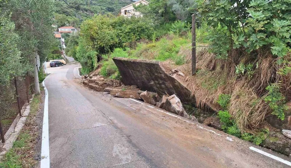Kotor: Obru&scaron;en zid na lokalnom putu u Pržicama