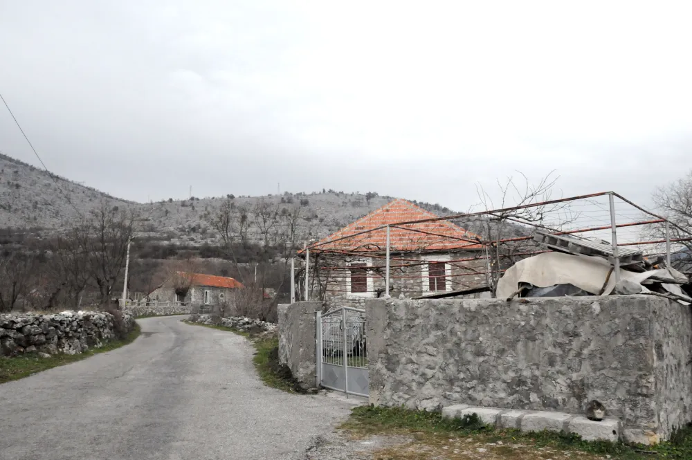 Stiže li voda u Klopot, Pelev Briјeg i Potkr&scaron;