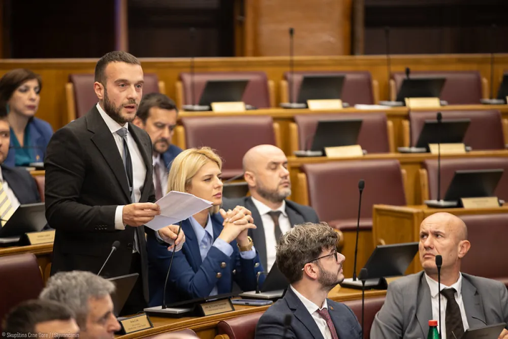 Klub PES: Osuđujemo pona&scaron;anje opozicije prema Popović, zbog usvajanja zakona kojima se uvećavaju zarade