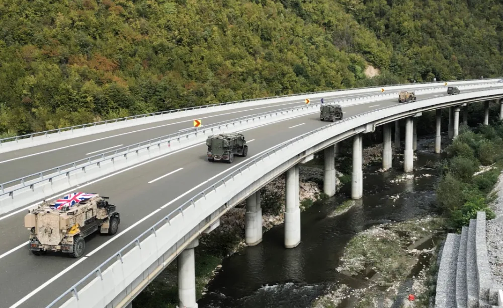 Britanske rezervne snage kreću se kroz Kosovo