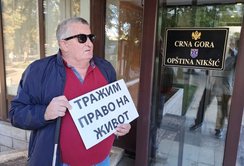 Milivoje Radulović protestuje ispred zgrade SO Nik&scaron;ić, traži nasipanje puta do njegove kuće
