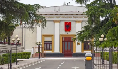 (VIDEO) Opozicija u Albaniji zapalila stolice ispred parlamenta u znak protesta