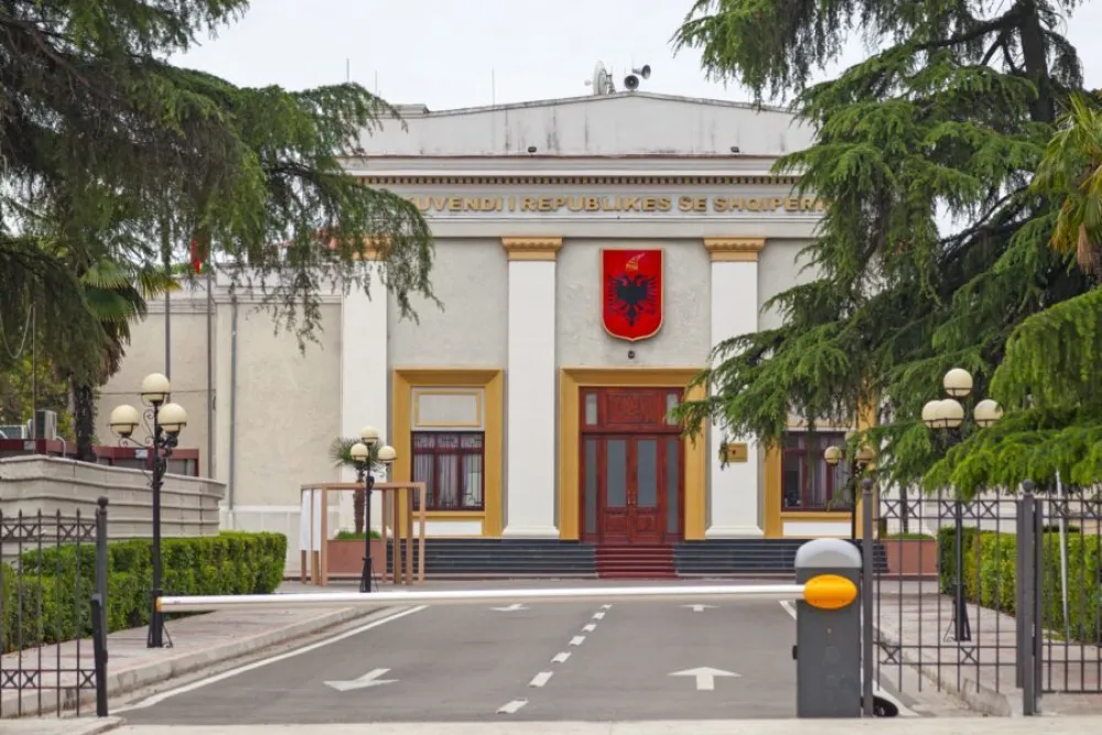 (VIDEO) Opozicija u Albaniji zapalila stolice ispred parlamenta u znak protesta