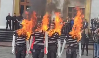 (VIDEO) Poslanici spalili figuru premijera Edija Rame