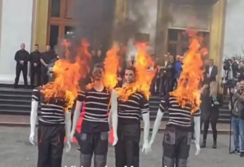 (VIDEO) Poslanici spalili figuru premijera Edija Rame