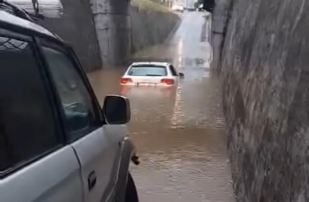 (VIDEO) U Podgorici ulice pod vodom, nevrijeme izazvalo probleme u saobraćaju