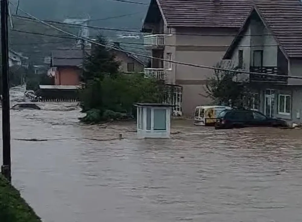 (VIDEO) Apokaliptični snimci iz Jablanice: Sumnja se da ima mrtvih, grad pogodili odroni, poplave i zemljotres