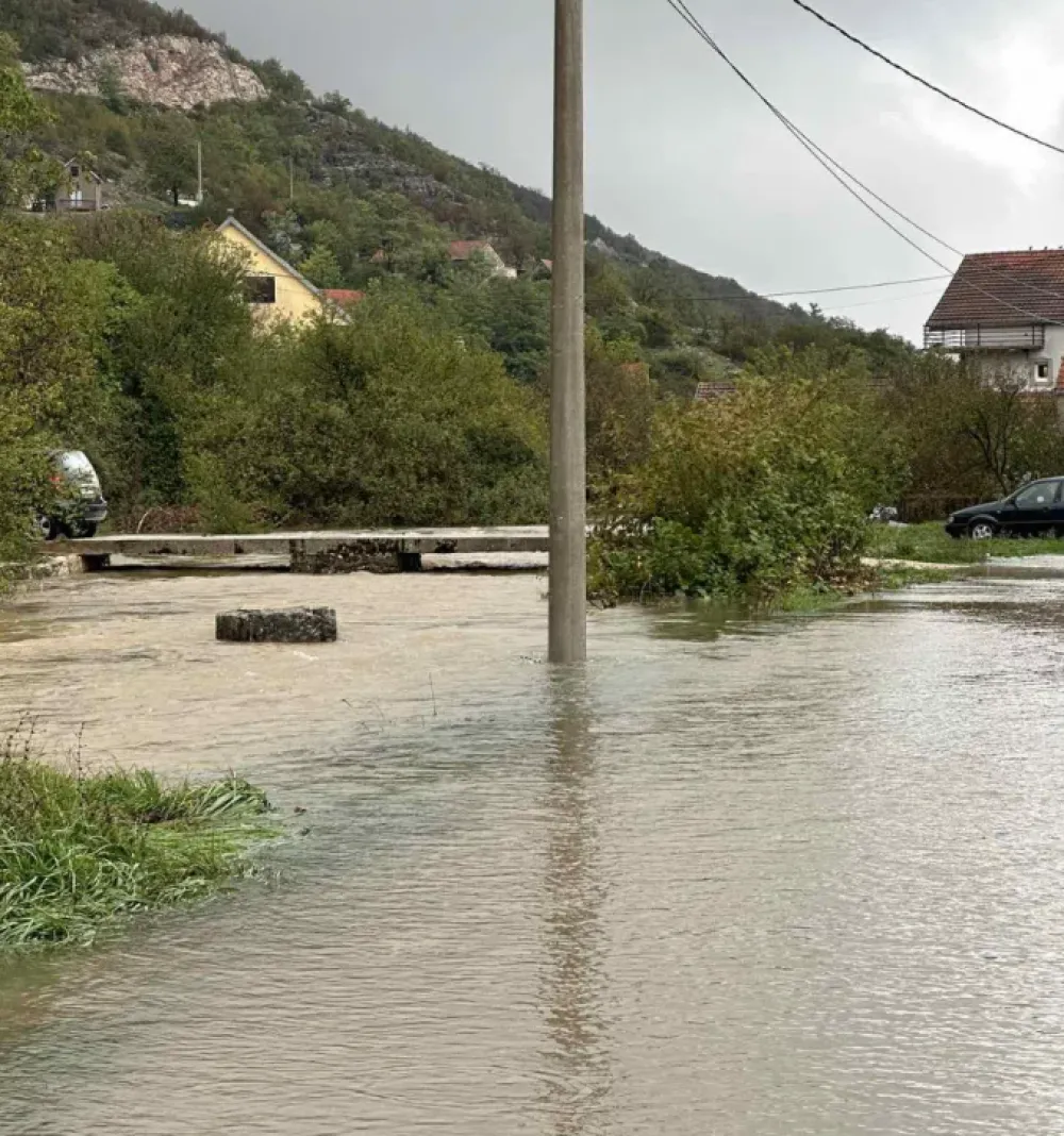 Nik&scaron;ić: U Župi bujica crvene vode iz rudokopa, u Miločanima potok prekinuo i put