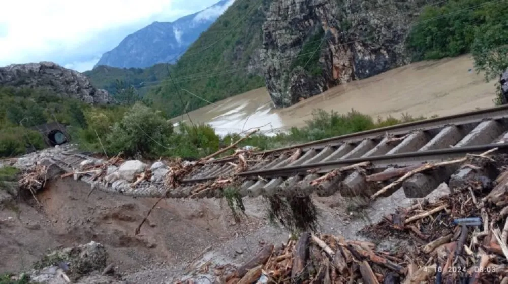 (FOTO) BiH: Pruga od 200 metara ostala da visi u vazduhu, velika o&scaron;tećenja na željezničkoj infrastrukturi&nbsp;