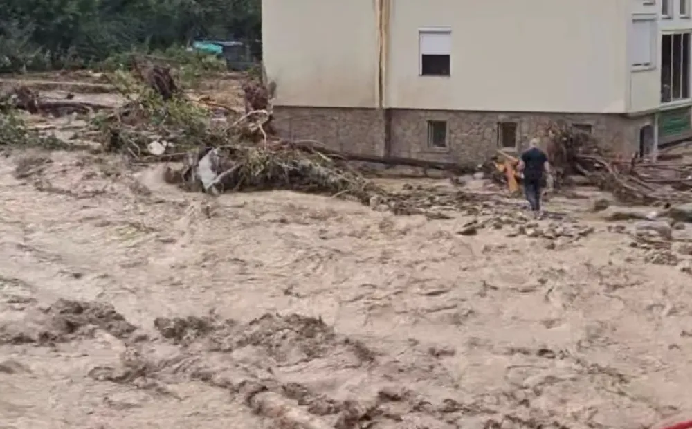 (VIDEO) Pogledajte dramatično spasavanje čovjeka iz bujice
