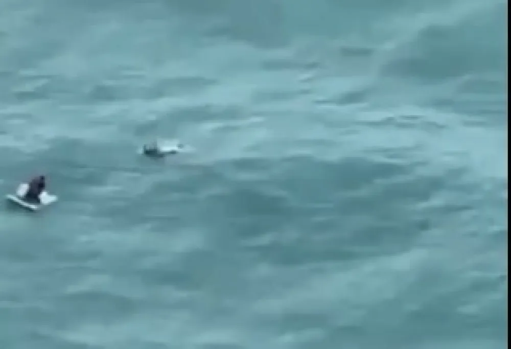 (VIDEO) Preživio uragan "Milton", plutao 50 km od obale držeći se za frižider