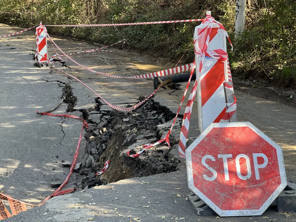 Zaustavljen saobraćaj na putnom pravcu koji povezuje Pričelje i Spuž: Klizi&scaron;te odniјelo put, može se samo pјe&scaron;ke