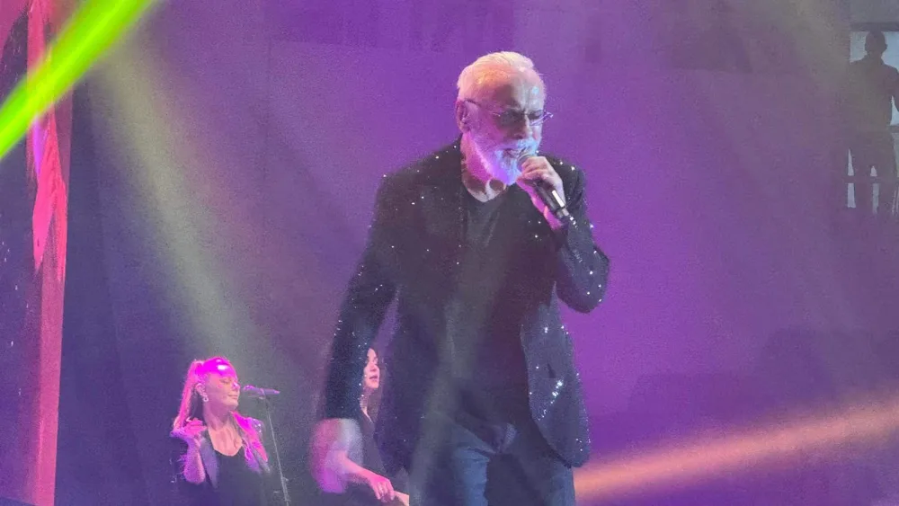 (FOTO/VIDEO) Sarajevski muzički čarobnjak u Podgorici: Prenosimo dio atmosfere sa koncerta Dina Merlina