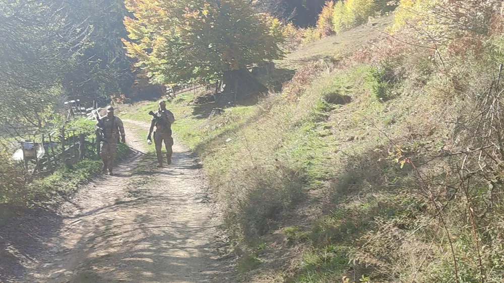 (VIDEO/FOTO) Vojska pretražuje teren kod kuće u kojoj je izvr&scaron;eno dvostruko ubistvo