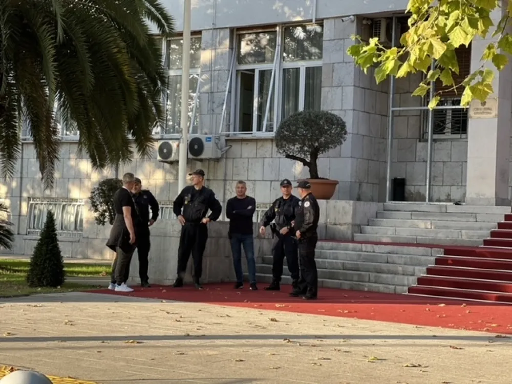 (VIDEO) Protest grupe građana: Vratite nam na&scaron;u zastavu, je li Mandić tu da vidimo ko su zečevi