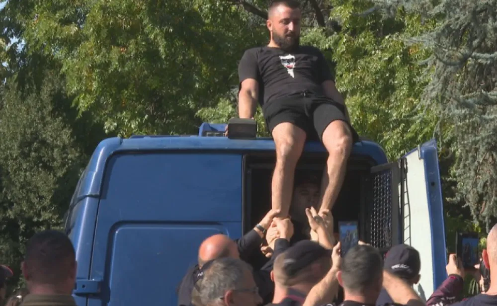 Privedene dvije osobe ispred "Gurmana", izvr&scaron;itelj tvrdi da postupaju po zakonu
